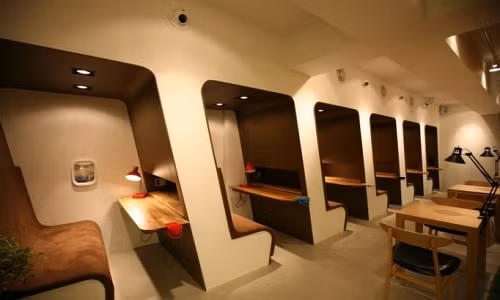  Quán cà phê sách tại Hàn Quốc. Quán cà phê sách tại Hàn Quốc là một địa điểm lý tưởng để có không gian học tập riêng vào bất cứ thời điểm nào trong ngày. Các phòng nhỏ được thiết kế tách biệt nhau, bạn sẽ được sở hữu một không gian của riêng mình hoặc cho nhóm học tập.