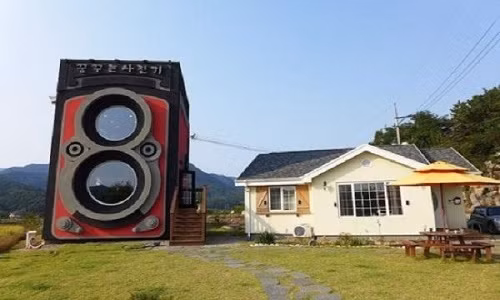 Quán cà phê loa tại Hàn Quốc. Quán cà phê mang tên Dreamy tại Yangpyeong, Hàn Quốc được thiết kế mô phỏng một chiếc máy ảnh Rolleiflex kính đôi cổ điển. Bạn sẽ vô cùng choáng ngợp và thích thú nếu có dịp ghé qua quán cà phê với kiến trúc vô cùng độc đáo, riêng biệt này.