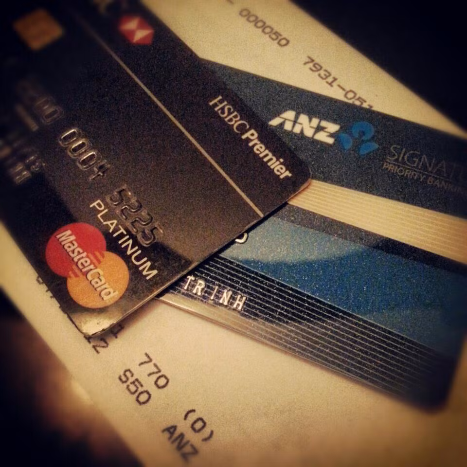 Vô số thẻ ngân hàng hạng khách VIP của cô nàng chứng tỏ độ xài sang đến mức nào.