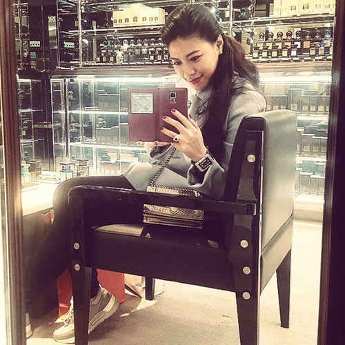 Như bao cô gái khác, Ngọc Trinh có sở thích mua sắm nhưng có khác là hàng hiệu. Trong ảnh là hình cô đi mua sắm nước hoa.