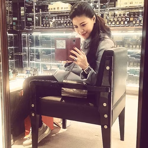 Như bao cô gái khác, Ngọc Trinh có sở thích mua sắm nhưng có khác là hàng hiệu. Trong ảnh là hình cô đi mua sắm nước hoa.