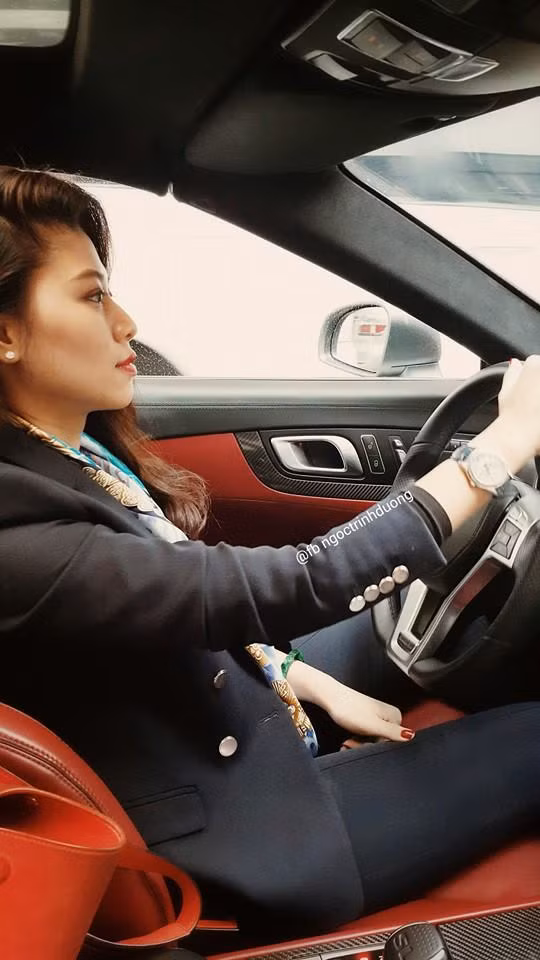 Không lạ khi cô nàng sở hữu xế sang chủ động đi làm.