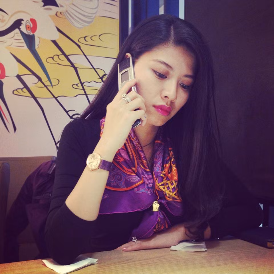 Bên cạnh đó là điện thoại vertu đắt tiền cho quý cô sành điệu.