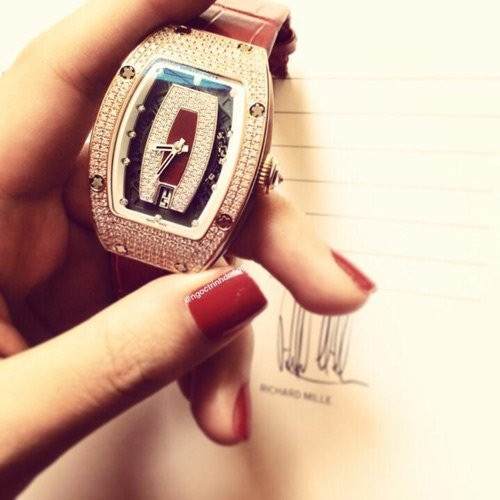 Chiếc đồng hồ đắt đỏ này chỉ có 2 chiếc duy nhất trên thế giới và Ngọc Trinh là một người may mắn sở hữu nó.