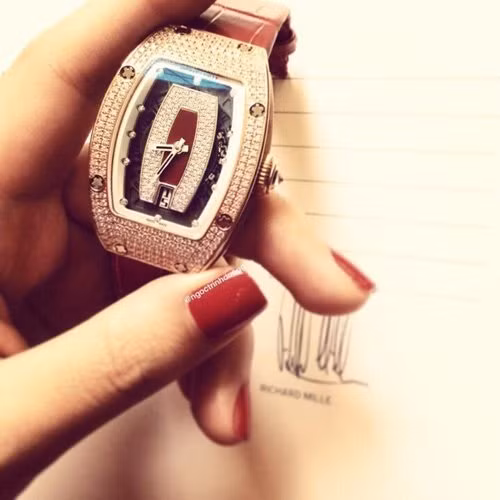 Chiếc đồng hồ đắt đỏ này chỉ có 2 chiếc duy nhất trên thế giới và Ngọc Trinh là một người may mắn sở hữu nó.