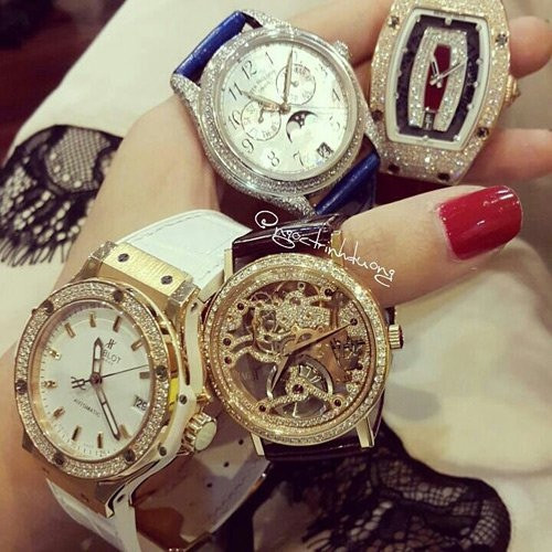 Sở hữu nhiều túi xách hàng hiệu, cái đầu tiên là Louis Vuitton mua năm 21 tuổi. Thế nhưng niềm đam mê thật sự của nữ MC xinh đẹp lại là đồng hồ.