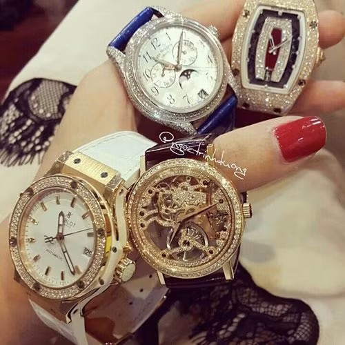 Sở hữu nhiều túi xách hàng hiệu, cái đầu tiên là Louis Vuitton mua năm 21 tuổi. Thế nhưng niềm đam mê thật sự của nữ MC xinh đẹp lại là đồng hồ.