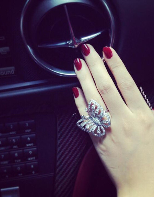 Bắt kịp xu hướng nhẫn mặt bướm từ các ngôi sao trên thế giới, chiếc nhẫn bướm xinh xắn này cũng có giá không hề rẻ chút nào.