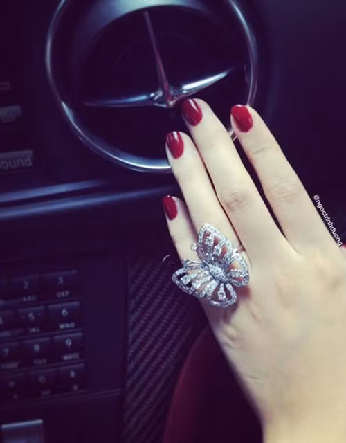 Bắt kịp xu hướng nhẫn mặt bướm từ các ngôi sao trên thế giới, chiếc nhẫn bướm xinh xắn này cũng có giá không hề rẻ chút nào.