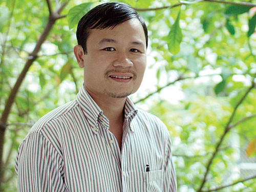 Kiến trúc sư Võ Trọng Nghĩa sinh năm 1976, tốt nghiệp thủ khoa Học viện Kỹ thuật Nagoya (Nhật Bản) năm 2002, nhận bằng thạc sĩ hạng ưu của Đại học Tokyo năm 2004. Anh từng được bình chọn là một trong 10 kiến trúc sư tiêu biểu của năm 2012 do tạp chí kiến trúc Architectural Record bình chọn và có rất nhiều công trình được ca ngợi trên báo ngoại.