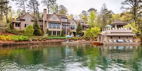 Đây là biệt thự ven hồ thuộc sở hữu của ca sĩ nổi tiếng Alan Jackson, tọa lạc tại Clarkesville, Georgia, nước Mỹ.