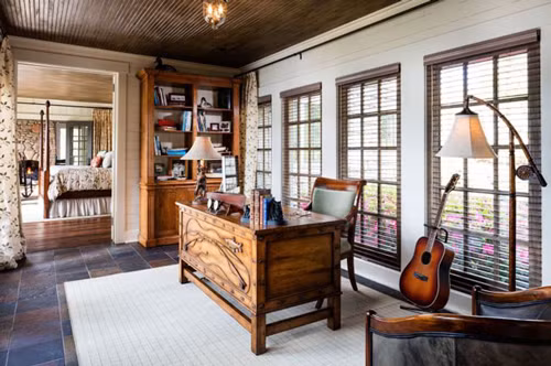 Biệt thự tuyệt đẹp có 5 phòng ngủ, 6 phòng tắm lớn, 3 phòng tắm nhỏ và 4 lò sưởi.