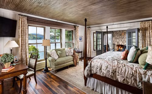 Phòng ngủ lớn với tầm nhìn ra hồ tuyệt đẹp.