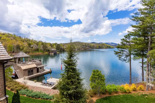 Diện tích của biệt thự khủng lên tới 714 m2, nằm sát một hồ nước rộng mênh mông đầy thơ mộng.