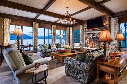 Phòng khách cũng có tầm nhìn ra mặt hồ, nội thất mang phong cách cổ điển quý tộc.