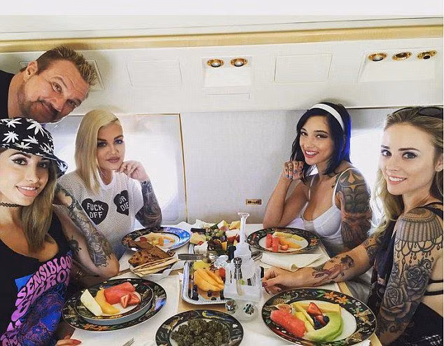 So thich “choi” chan dai cua ong trum can sa Michael Straumietis-Hinh-4