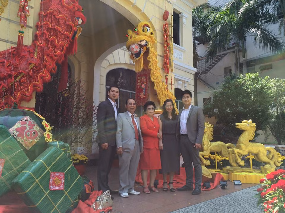 Theo thông tin có được, bạn trai của Á hậu Thúy Vân tên là John Tuấn Nguyễn, sinh năm 1987, anh là cháu trai của người phụ nữ quyền lực lãnh đạo tập đoàn Toàn Cầu, Trần Thị Hường (Tư Hường) - Một đại gia lừng lẫy lĩnh vực địa ốc, ngân hàng và là người đưa Hoa hậu Hoàn Vũ về Việt Nam.