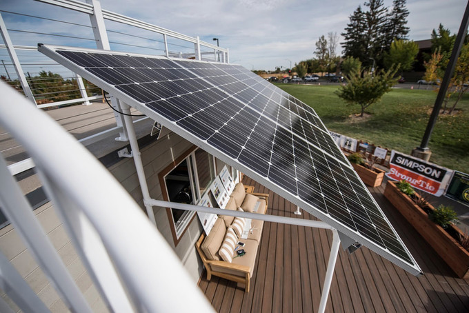 Phía dưới sàn là một hệ thống giúp ngôi nhà có thể xoay chuyển thuận lợi.