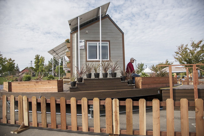 Điểm nổi bật nhất đó chính là ngôi nhà có thể di chuyển theo hướng nắng mặt trời. Mục đích của thiết kế tự xoay là nhằm tạo điều kiện cho các tấm pin năng lượng mặt trời nhận được nhiều ánh sáng, sản xuất điện tiêu dùng cho ngôi nhà.