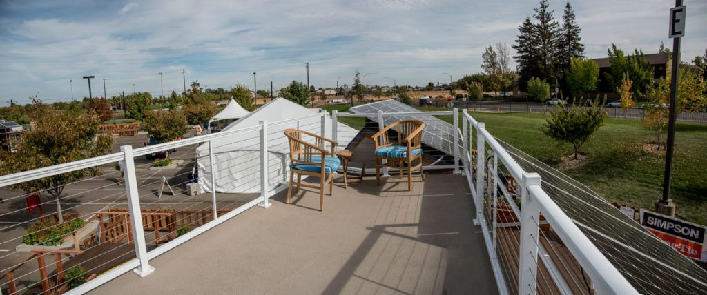 Thậm chí, ngôi nhà còn có sân thượng vô cùng rộng rãi như thế này. Ảnh: Prismpub. 