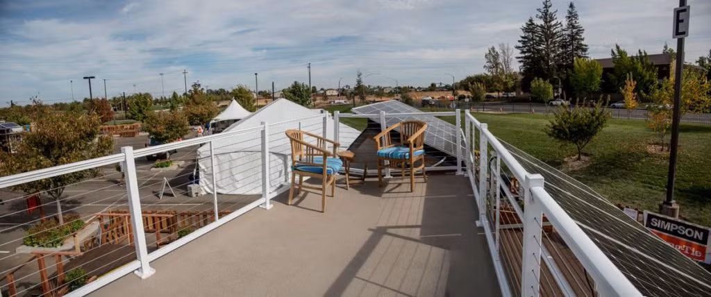 Thậm chí, ngôi nhà còn có sân thượng vô cùng rộng rãi như thế này. Ảnh: Prismpub. 