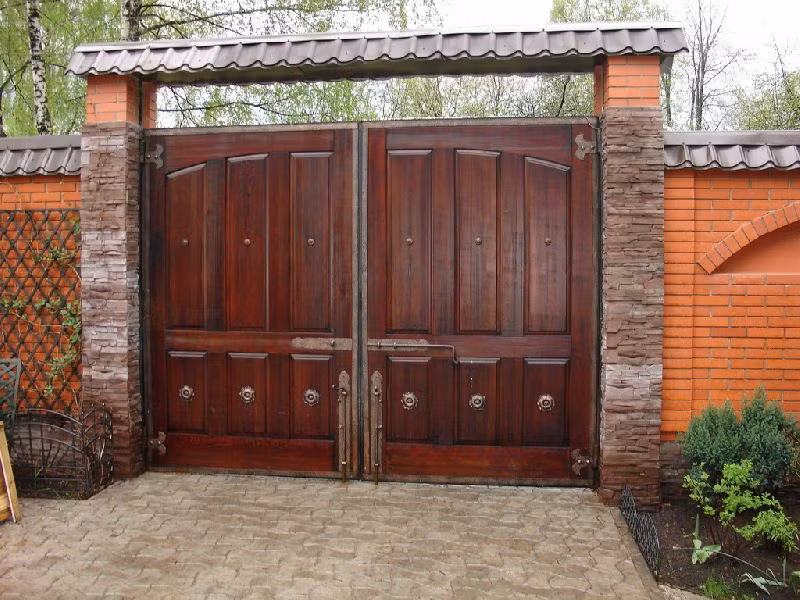 Những mái hiên che này cũng có tác dụng bảo vệ cánh cổng khỏi mưa nắng. Ảnh: All.