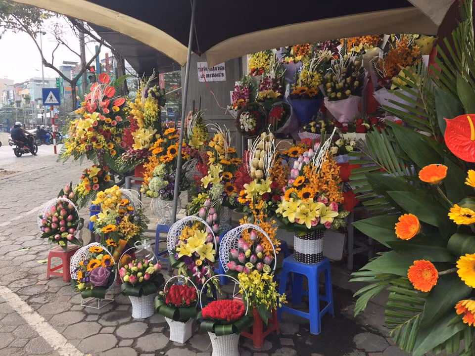 Giá hoa lẵng tại đây dao động từ 300.000 đến tiền triệu/lẵng, tăng bình quân từ 50.000 - 100.000 đồng/lẵng.