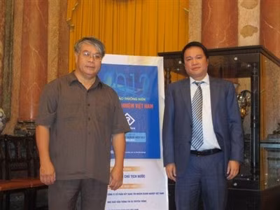 Tuy nhiên, đại diện ngân hàng Techcombank cho biết, ông không hề bị bắt. Để chứng minh lời nói là sự thật thì đại diện của ngân hàng cũng tiết lộ ông Hùng Anh đang bận tham gia một buổi lễ báo cáo tài chính ở Phủ Chủ tịch. Bức ảnh ông chụp trong hội nghị này cũng được xuất hiện trước truyền thông minh chứng cho lời nói đó.