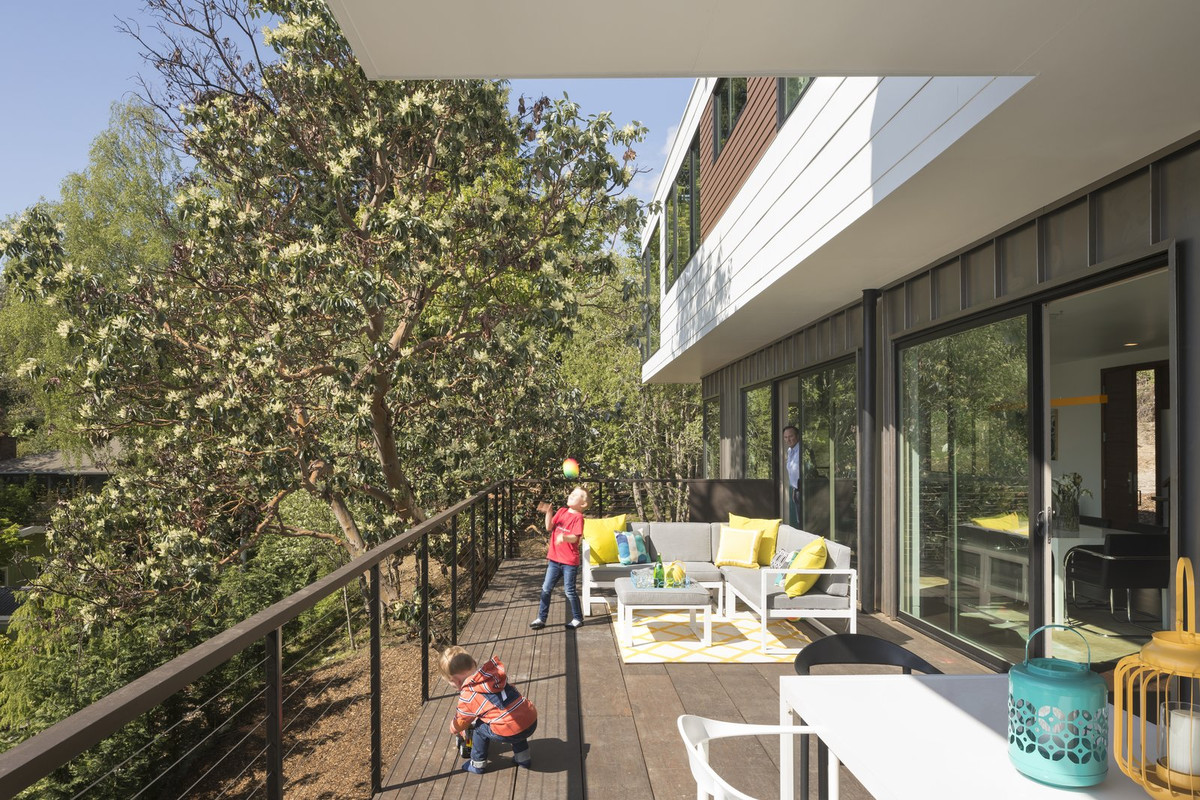 Khu vực hiên nhà rộng rãi, ngập nắng.