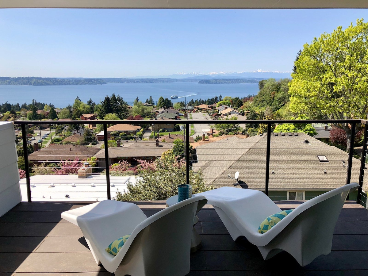 Phòng ngủ chính có ban công nhìn ra hồ nước đẹp hút hồn.