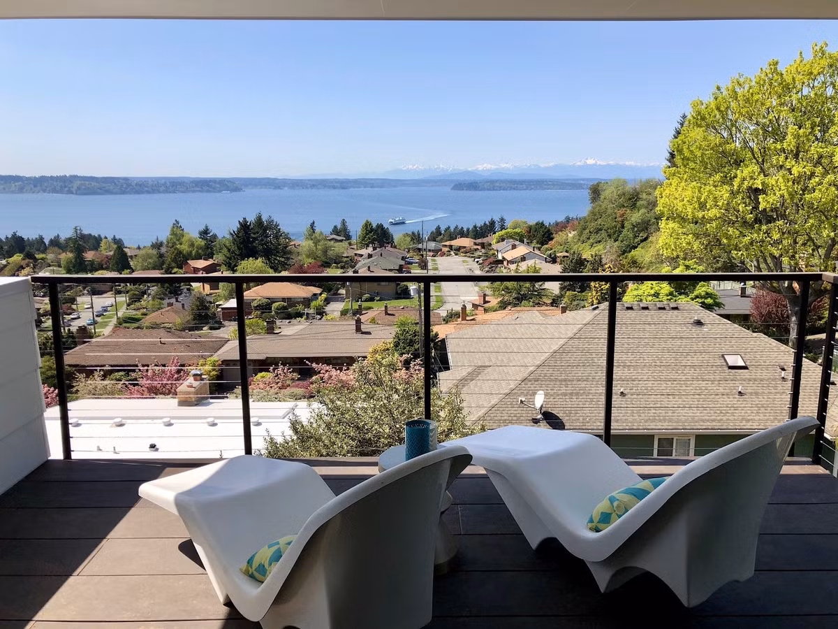 Phòng ngủ chính có ban công nhìn ra hồ nước đẹp hút hồn.