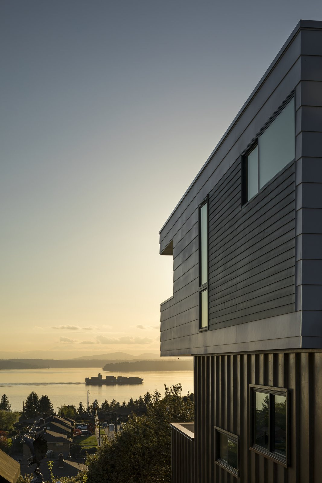 Khung cảnh êm đềm, bình yên khi chiều tà đổ bóng.