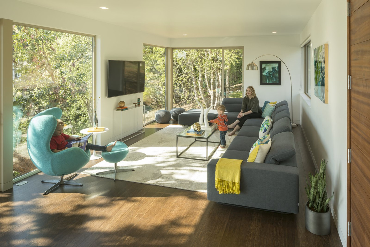 Ngôi nhà được thiết kế bao quanh một cây cổ thụ lớn.