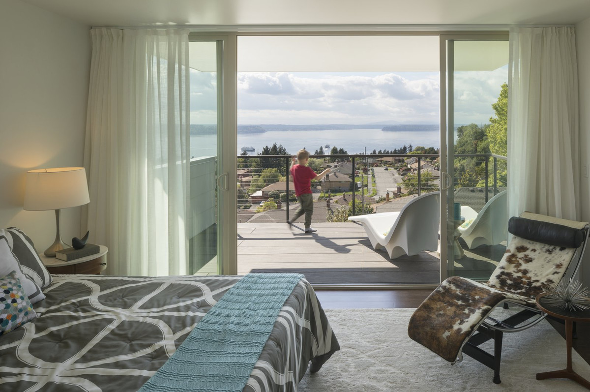 Tầng 2 của ngôi nhà gồm 4 phòng ngủ với nội thất rất tiện nghi, hiện đại.