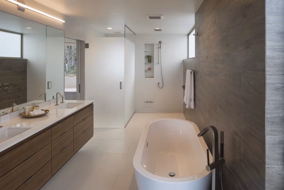 Phòng tắm rộng rãi.