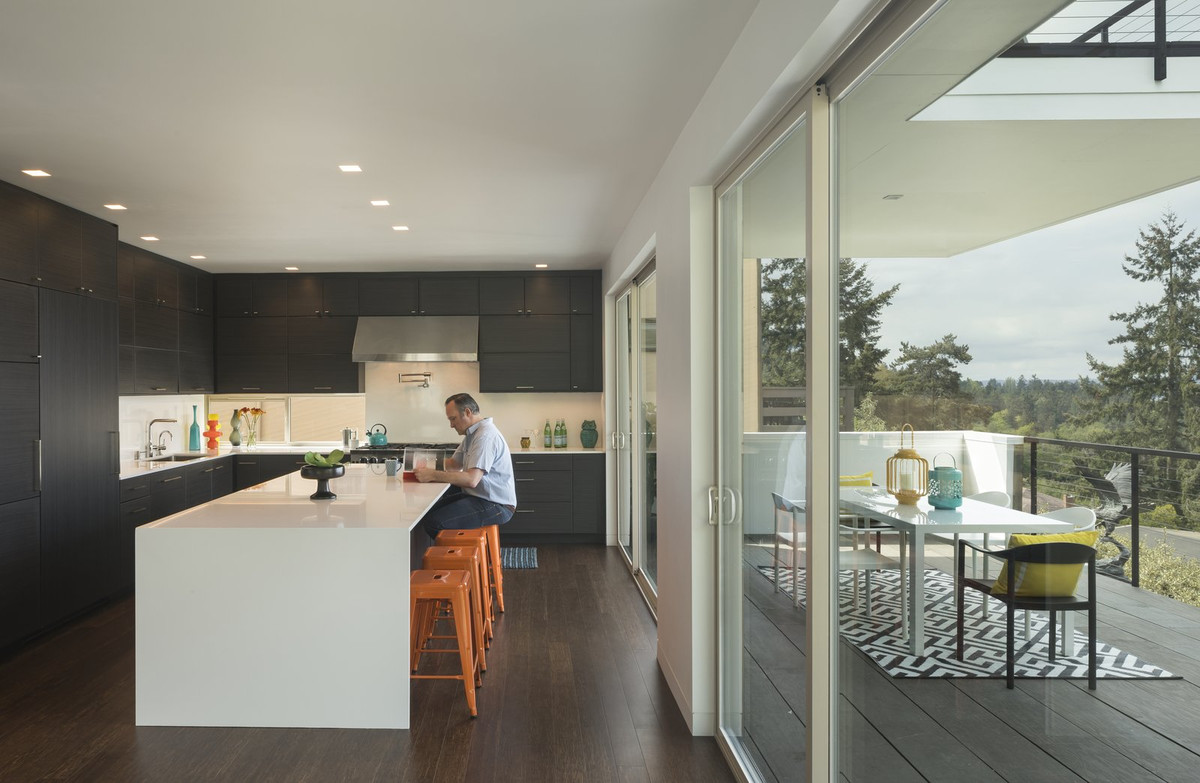 Ngôi nhà được trang bị hệ thống chiếu sáng bằng đèn Led, các thiết bị thông minh, bộ pin năng lượng mặt trời giúp tiết kiệm năng lượng sử dụng.