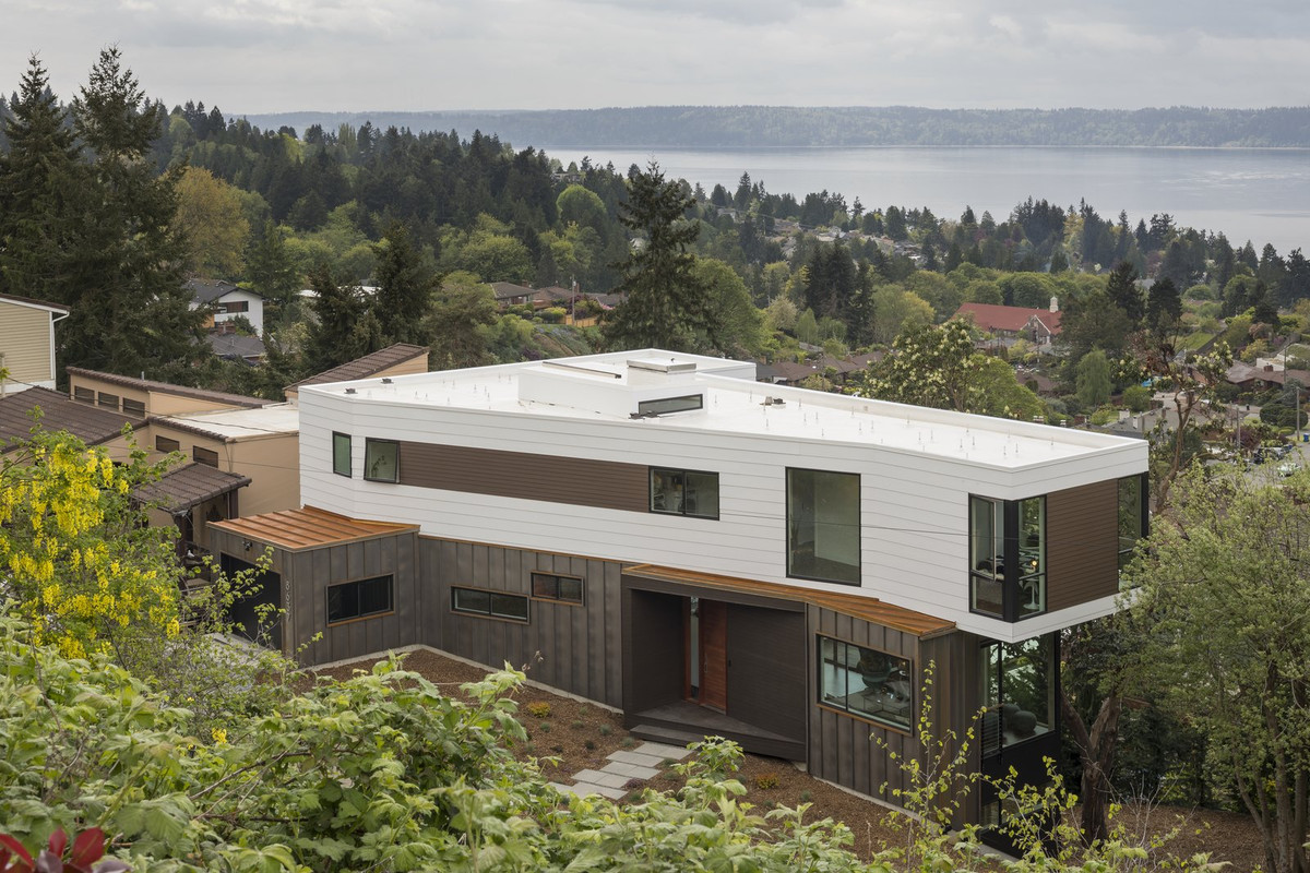 Có diện tích hơn 350m2, ngôi nhà xinh đẹp này nằm trên sườn đồi phía Tây của thành phố West Seattle, nơi có tầm nhìn ra quang cảnh núi non và hồ nước đầy thơ mộng.