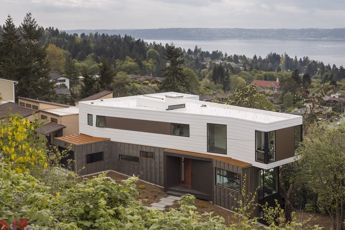 Có diện tích hơn 350m2, ngôi nhà xinh đẹp này nằm trên sườn đồi phía Tây của thành phố West Seattle, nơi có tầm nhìn ra quang cảnh núi non và hồ nước đầy thơ mộng.
