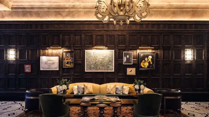 Đèn chùm cổ điển và những bức tranh nghệ thuật phù hợp hoàn hảo với không gian phòng khách.