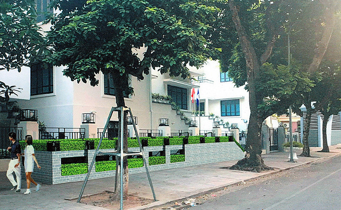 Cửa số 2 có một phần nằm trên vỉa hè đường Trần Nguyên Hãn và trên một phần đất của Tổng công ty Điện lực miền Bắc. Ảnh: Vietnamnet.