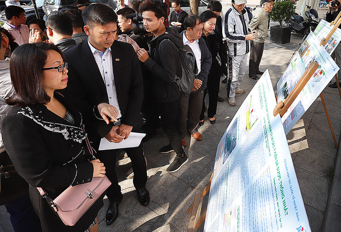 Sau khi trưng bày, phối cảnh nhà ga C9 nhận được nhiều ý kiến của các chuyên gia cũng như người dân. Có người đồng tình cho rằng việc hình thành ga C9 tạo thuận lợi để Hà Nội ngày càng phát triển. Song cũng có ý kiến lo ngại việc xây dựng nhà ga này có thể ảnh hưởng đến vẻ đẹp trầm mặc, sâu lắng của Hồ Gươm - biểu tượng của Hà Nội nghìn năm văn hiến. Ảnh: YAN News.