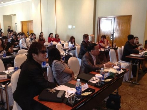 Đại gia Vũ Hữu Lợi (Tuyên Quang) đã sẵn sàng chi tới 4 tỷ đồng để sắm một chiếc kính mát. Ngoài việc sở hữu những chiếc tô tô siêu sang với giá chục tỷ, việc mua kính mát này giúp ông xếp vào nhóm những vị đại gia chịu chơi bậc nhất Việt Nam. Ảnh: Zing.