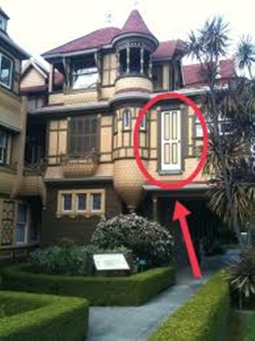 Chưa hết, thiết kế đèn cũng được làm để gây nhầm lẫn, buổi tối thì đầy ánh sáng còn buổi sáng thì căn nhà lại đầy bóng tối.