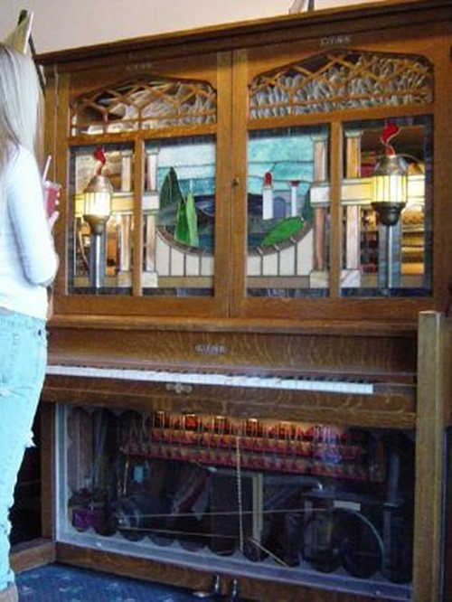 Bà tin rằng, thiết kế rắc rối của ngôi nhà sẽ làm rối trí các hồn ma và chúng không thể tìm thấy bà giữa một căn nhà chẳng khác gì mê cùng này.