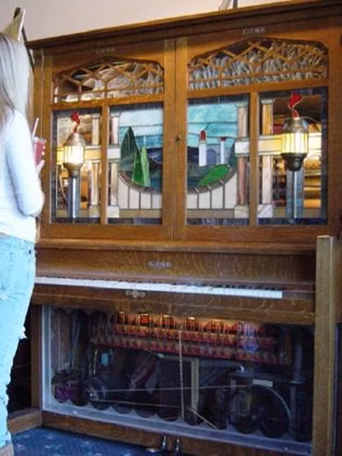 Bà tin rằng, thiết kế rắc rối của ngôi nhà sẽ làm rối trí các hồn ma và chúng không thể tìm thấy bà giữa một căn nhà chẳng khác gì mê cùng này.