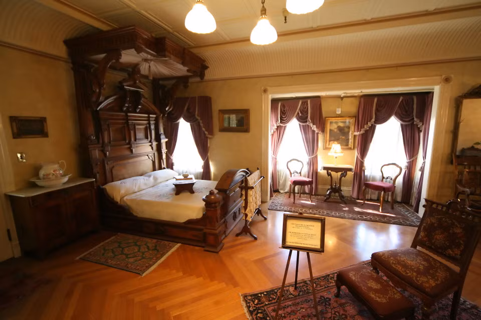 Căn biệt thự có 7 tầng, 160 phòng, 10.000 cửa sổ, 47 cầu thang bộ, 47 lò sưởi, 13 phòng tắm, sáu nhà bếp và 2000 cửa.