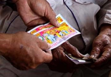 Khi đã được chia tiền, các con ông lại vung tay quá trán, mua sắm xe ga, đồ hiệu, vòng vàng trang sức đeo lủng lẳng khắp người và chẳng còn chí thú làm ăn. Con cái ông khi thấy ba mẹ hết tiền cũng chẳng màng ngó thăm, mạnh ai người đó lo phận.