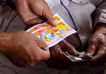 Khi đã được chia tiền, các con ông lại vung tay quá trán, mua sắm xe ga, đồ hiệu, vòng vàng trang sức đeo lủng lẳng khắp người và chẳng còn chí thú làm ăn. Con cái ông khi thấy ba mẹ hết tiền cũng chẳng màng ngó thăm, mạnh ai người đó lo phận.