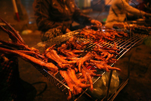 Chân gà nướng được liệt vào danh sách các món nhậu khoái khẩu và rẻ tiền đối với nhiều người. Tuy nhiên món này tiềm ẩn nguy cơ gây bệnh nhiều nhất. Nguồn gốc chân gà ở đâu là điều đáng lo ngại, những thông tin cơ quan chức năng bắt hàng tấn chân gà thối nhập từ Trung Quốc tuồn về Việt Nam... chúng sẽ đưa đến đâu, cũng có thể đến các quán nhậu vỉa hè... Chính vì thế bạn không nên tránh ăn món này ở vỉa hè để bảo đảm sức khỏe cho chính mình.