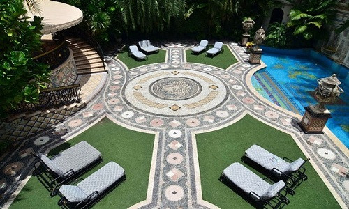 Căn biệt thự xa hoa này được xây dựng vào năm 1930 có tổng diện tích hơn 2.000m2 với 10 phòng ngủ rộng rãi và 11 phòng tắm và nhiều phòng chức năng gồm đầy đủ tiện nghi.